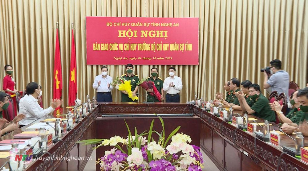 Phó Bí thư Thường trực Tỉnh uỷ Nguyễn Văn Thông và Phó Chủ tịch Thường trực UBND tỉnh tặng hoa chúc mừng các đồng chí.