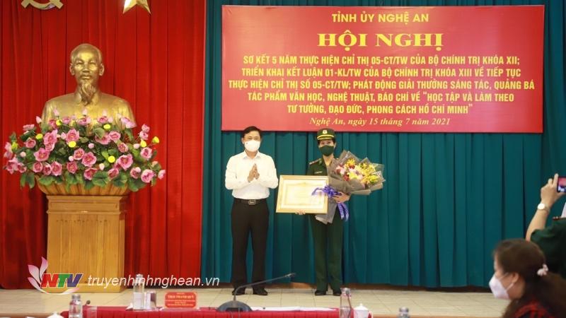 Trung tá Nguyễn Thị Trần Thanh (Đồn BP Môn Sơn) một trong các nữ quân nhân điển hình được tặng Bằng khen của Thủ tướng Chính phủ tặng vì có thành tích xuất sắc trong “Học tập và làm theo tư tưởng, đạo đức, phong cách Hồ Chí Minh”