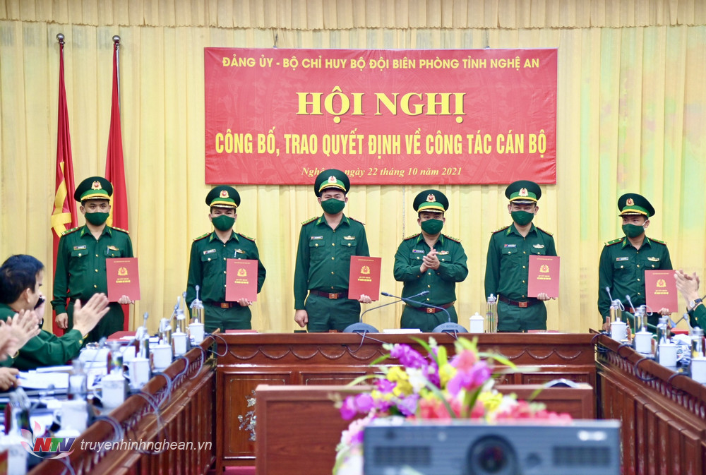 Đại tá Lê Như Cương, Bí thư Đảng ủy, Chính ủy BĐBP Nghệ An trao quyết định cho các cán bộ được bổ nhiệm, điều động.