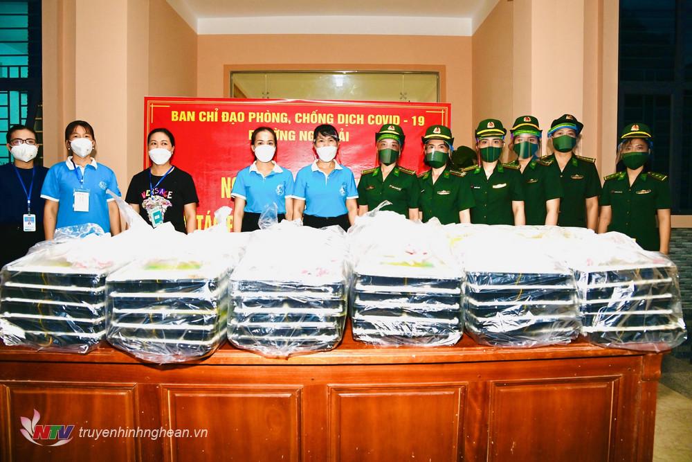 Hội phụ nữ BĐBP tỉnh Nghệ An trao tặng 100 suất cơm cho lực lượng thực hiện nhiệm vụ PCD COVID – 19 tại phường Nghi Hải, thị xã Cửa Lò