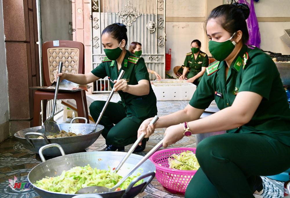 Chị em Hội phụ nữ BĐBP tỉnh Nghệ An chuẩn bị các suất cơm để gửi tặng lực lượng tuyến đầu chống dịch