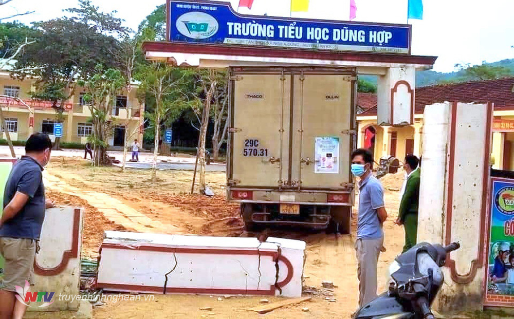 Xe tải chở sữa đâm sập cổng trường Tiểu học
