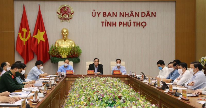 Bí thư Tỉnh ủy Bùi Minh Châu chủ trì hội nghị trực tuyến với TP Việt Trì và huyện Lâm Thao để triển khai các biện pháp cấp bách phòng chống dịch COVID-19. Ảnh: PT
