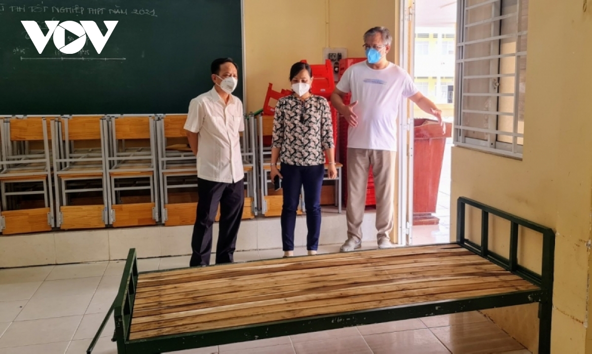 Chủ tịch UBND tỉnh Bạc Liêu Phạm Văn Thiều (bìa trái) kiểm tra cơ sở cách ly tập trung tại Trường THPT Bạc Liêu chuẩn bị đưa vào hoạt động.