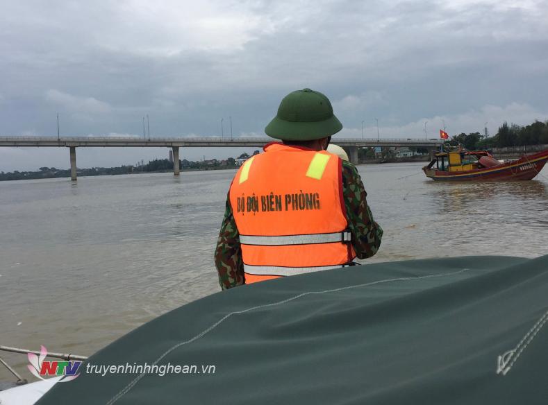Cán bộ đồn Biên phòng cửa khẩu cảng Cửa Lò - Bến Thủy kêu gọi các phương tiện vào neo đậu đảm bảo an toàn.