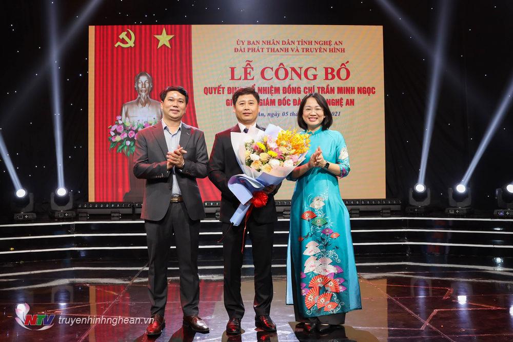 Ban Giám đốc Đài tặng hoa chúc mừng đồng chí Trần Minh Ngọc.