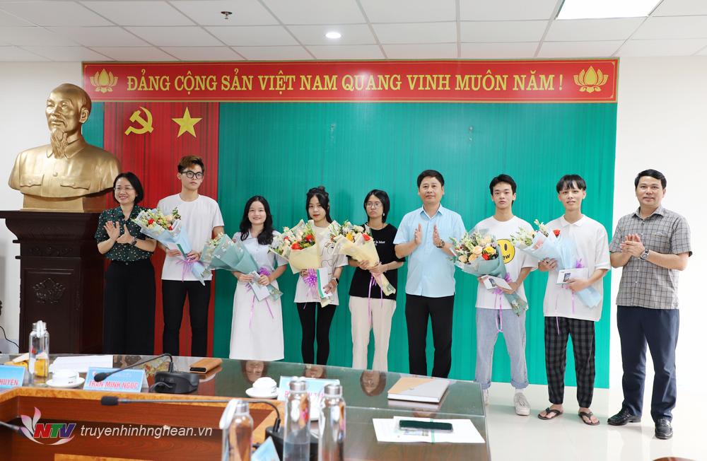 Đài PT-TH Nghệ An trao thưởng cho con em cán bộ đậu Đại học