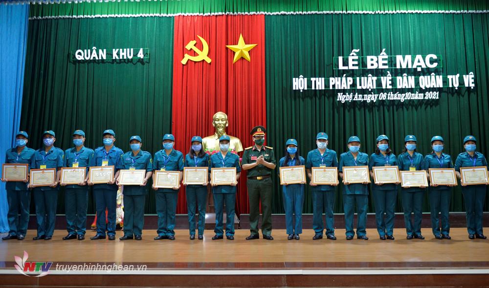 Đại tá Lê Văn Vỹ, Phó Tham mưu trưởng Quân khu trao giải Nhất, Nhì, Ba và Khuyến khích cá nhân là Chỉ huy trưởng và Chính trị viên Ban CHQS tham gia Hội thi.