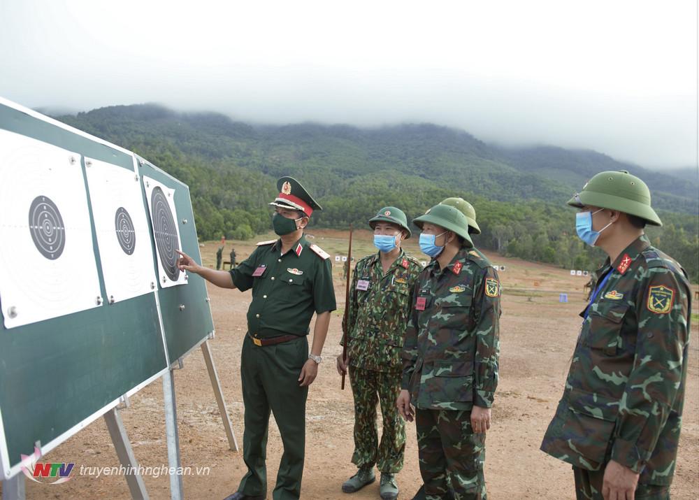 Thiếu tướng Hà Thọ Bình, Phó Tư lệnh, Tham mưu trưởng Quân khu kiểm tra kết quả bắn của các thí sinh. 