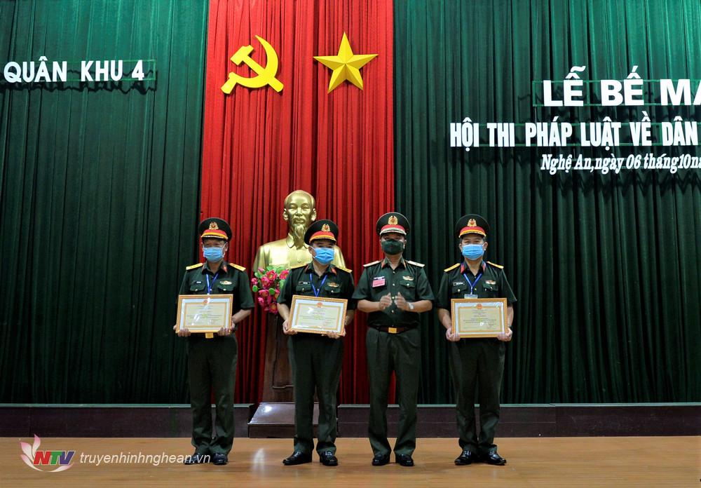 Thiếu tướng Hà Thọ Bình, Phó Tư lệnh, Tham mưu trưởng Quân khu trao cờ cho các đơn vị đạt giải Nhất, Nhì, Ba toàn đoàn và cá nhân.
