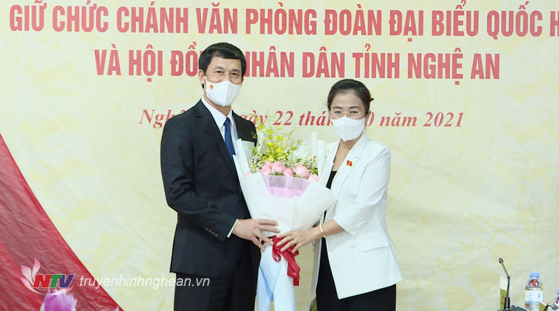 Chủ tịch UBMTTQ tỉnh Võ Thị Minh Sinh tặng hoa chúc mừng.