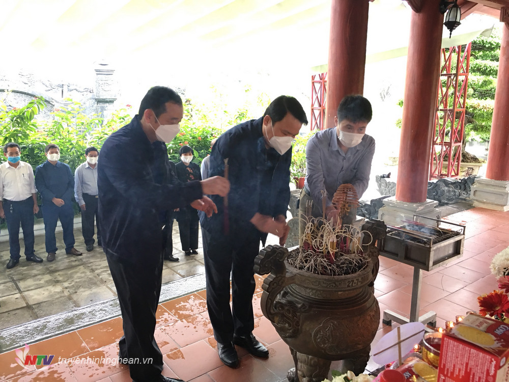 Thường trực Huyện ủy Đô Lương dâng hương trước phần mộ 13 liệt sỹ TNXP
