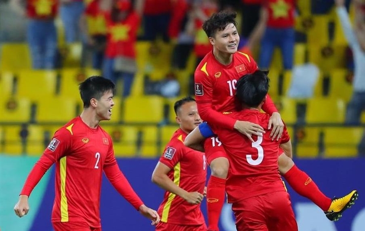 Đội tuyển Việt Nam đứng trên Trung Quốc nhờ bàn thắng của Quang Hải.