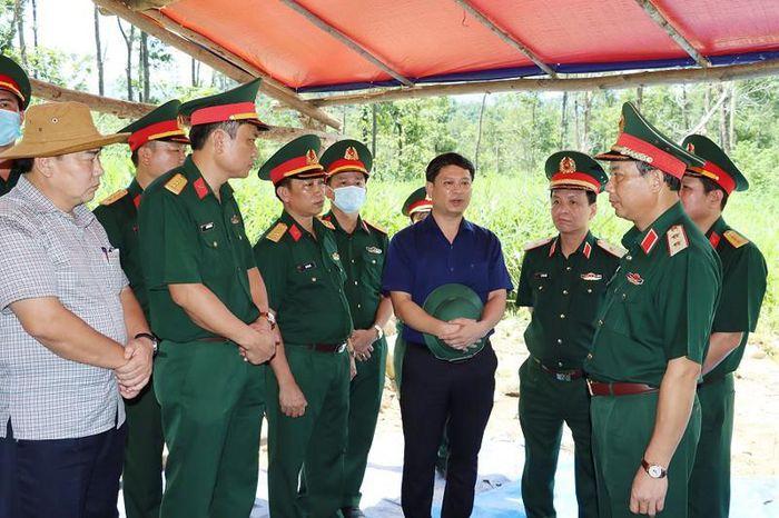 Ông Nguyễn Thanh Bình, Phó Chủ tịch UBND tỉnh Thừa Thiên Huế cảm ơn Bộ Tư lệnh Quân khu 4 đã quan tâm đến chính sách hậu phương Quân đội của 5 gia đình liệt sĩ thuộc tỉnh Thừa Thiên - Huế hy sinh tại Tiểu khu 67. 