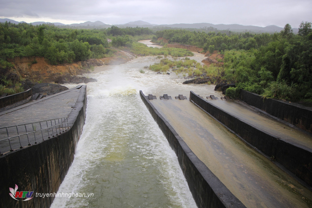 Hai hồ chứa lớn nhất Nghệ An duy trì xả tràn ứng phó bão số 7