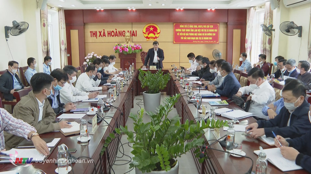 Phó Chủ tịch Thường trực UBND tỉnh Lê Hồng Vinh làm việc với lãnh đạo thị xã Hoàng Mai.