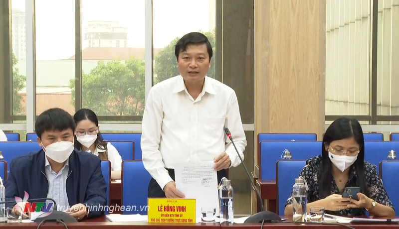 Phó Chủ tịch Thường trực UBND tỉnh Lê Hồng Vinh nêu đề xuất tại cuộc làm việc.