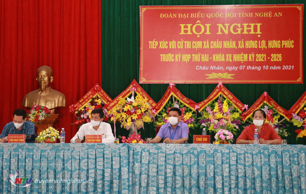 Đoàn đại biểu Quốc hội tiếp xúc cử tri tại huyện Hưng Nguyên.