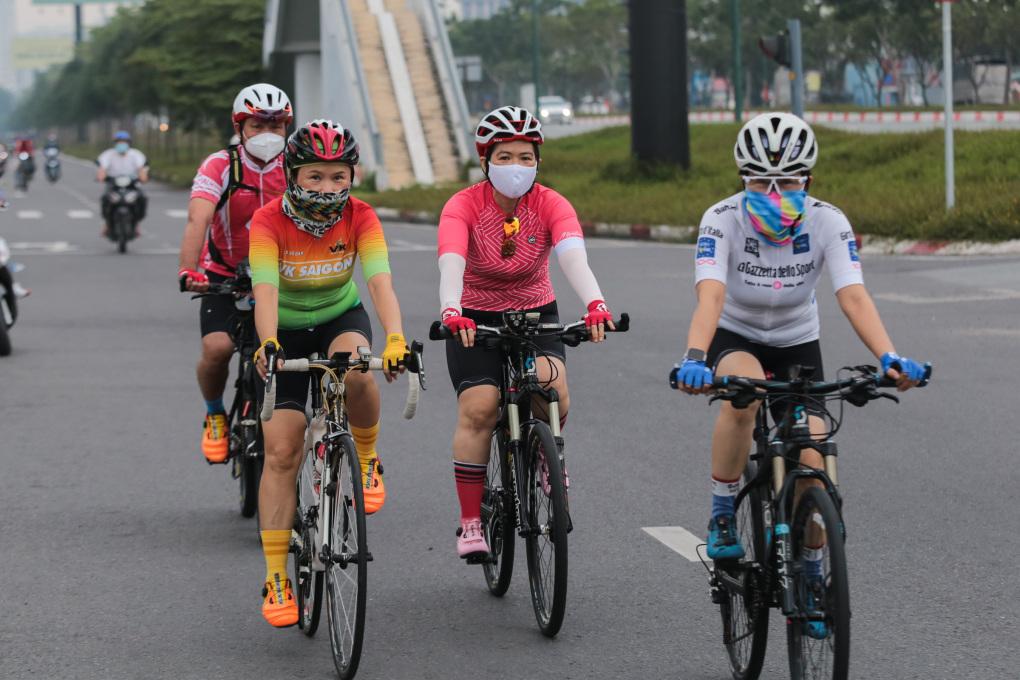 Người dân TP HCM đi xe thể thao hôm đầu tiên thực hiện bình thường mới, ngày 1/10. Ảnh: Quỳnh Trần