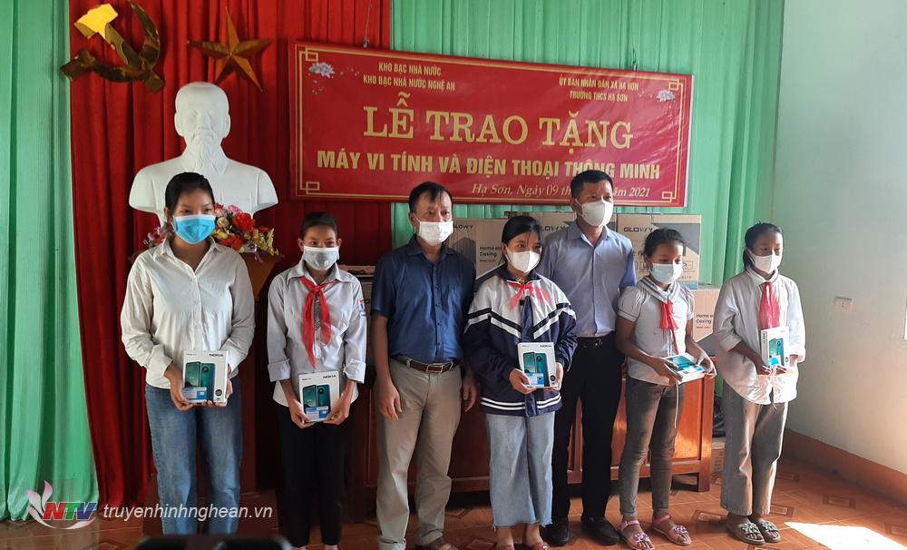 Đại diện Kho bạc Nhà nước tỉnh Nghệ An trao tặng điện thoại thông minh cho học sinh có hoàn cảnh khó khăn.