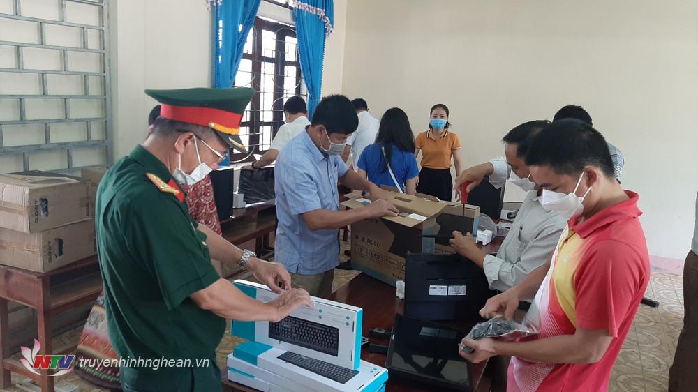 Cán bộ công chức Kho bạc Nhà nước tỉnh Nghệ An lắp đặt máy vi tính cho nhà trường.
