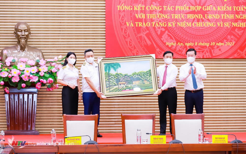 Các đồng chí lãnh đạo tỉnh Nghệ An tặng quà lưu niệm Kiểm toán Nhà nước. 