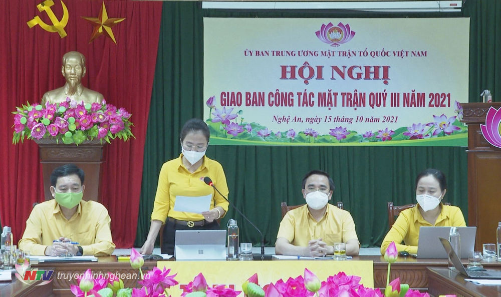 Chủ tịch UBMTTQ tỉnh Nghệ An Võ Thị Minh Sinh báo cáo tại hội nghị.