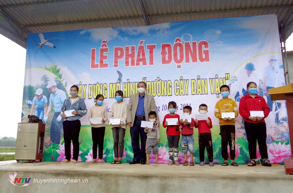 Hội Khuyến học tỉnh Nghệ An trao 10 phần quà cho các em học sinh có hoàn cảnh khó khăn của giáo xứ