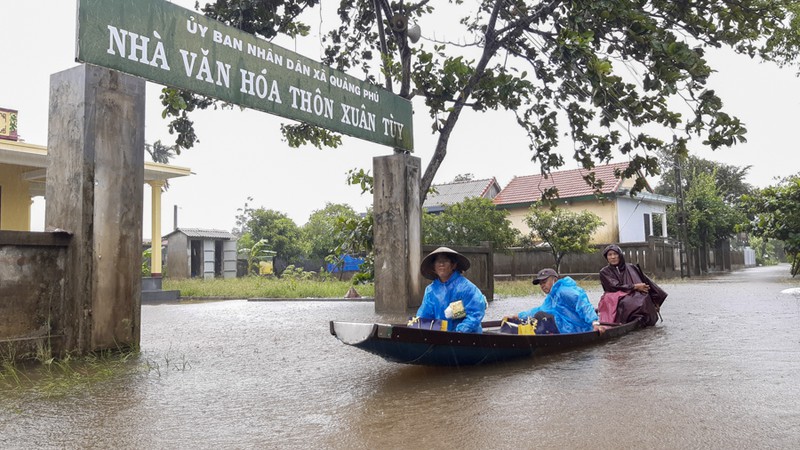 Tại vùng đồng bằng Thừa Thiên - Huế nhiều nơi vùng trũng đã xuất hiện ngập cục bộ, dân đi lại bắng thuyền