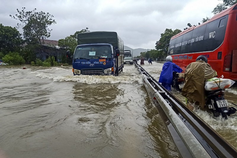 Quốc Lộ 1A đoạn qua xã Lộc Trì, huyện Phú Lộc, Thừa Thiên - Huế nước cũng đang ngập từ 30-50cm khiến giao thông đi lại khó khăn, nhiều xe máy, xe ô tô gầm thấp không thể di chuyển.