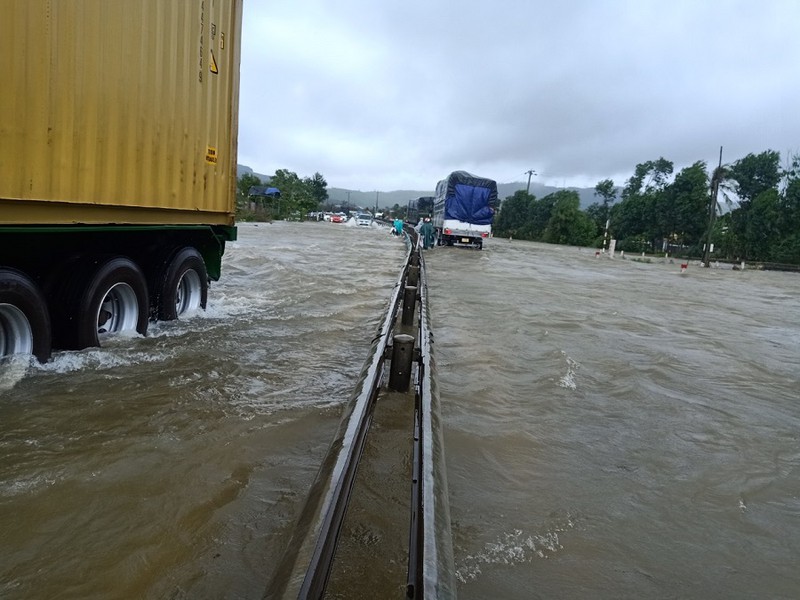 Hiện nay tại Thừa Thiên - Huế cảnh báo mưa to sẽ tiếp tục tiếp diễn, nước lũ trên các sông cũng đang lên cao.