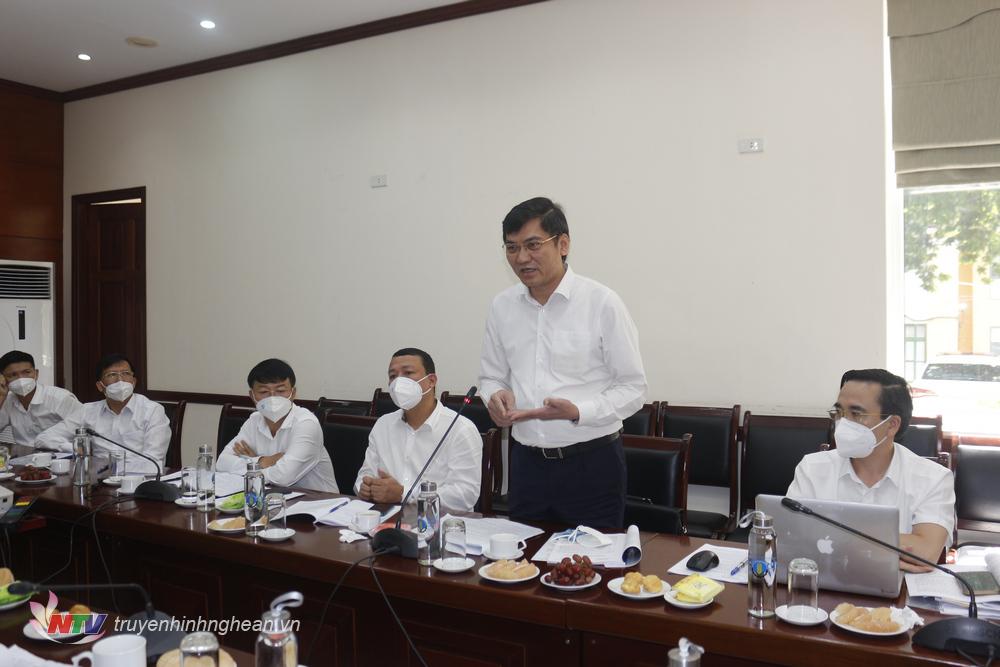 Phó Chủ tịch UBND tỉnh Hoàng Nghĩa Hiếu giải trình một số vấn đề tại cuộc họp.