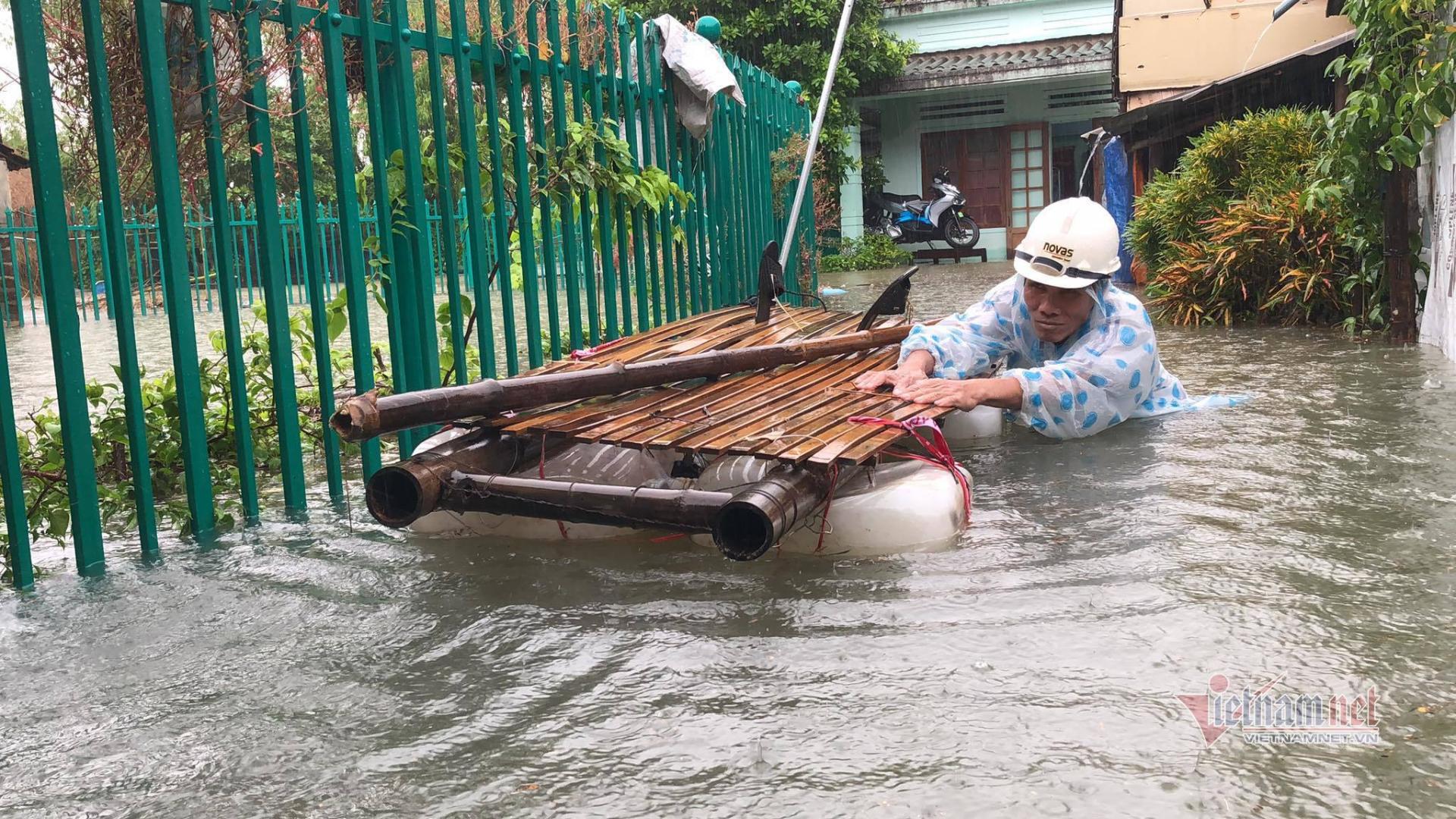 Ông Ngô Văn Thắng (51 tuổi) thôn Đàn Trung đang di chuyển đồ đạc tránh ngập