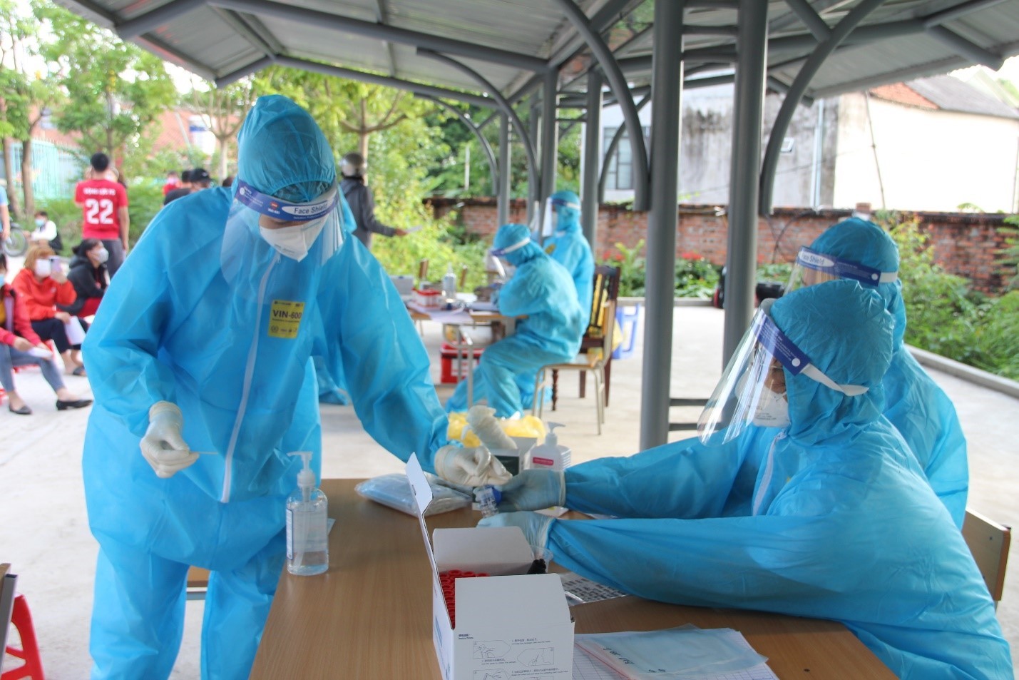 Lực lượng y tế lấy mẫu xét nghiệm cho người dân TP Việt Trì.