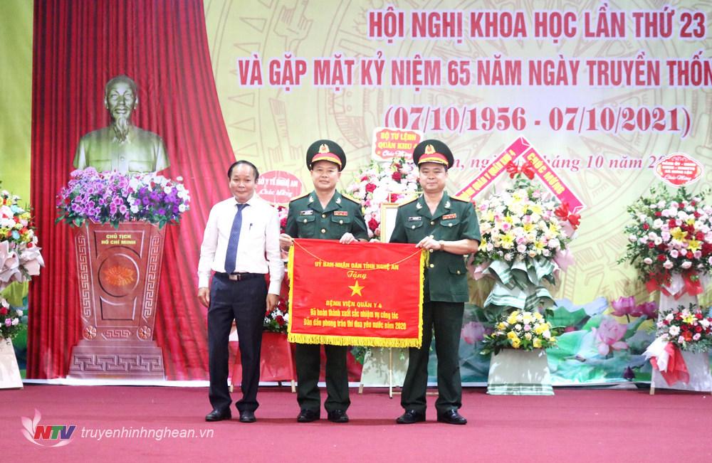 Bệnh viện Quân y 4 đón nhận Cờ thi đua của UBND tỉnh Nghệ An.
