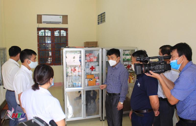 Đoàn công tác Sở Y tế kiểm tra phòng đựng thuốc của Trạm y tế xã.