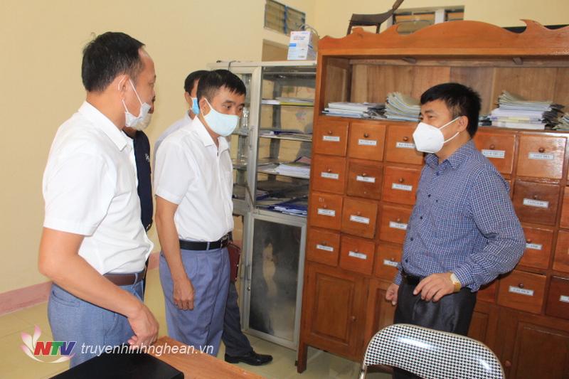 Đoàn kiểm tra phòng Đông y tại Trạm Y tế thị trấn Quỳ Hợp.