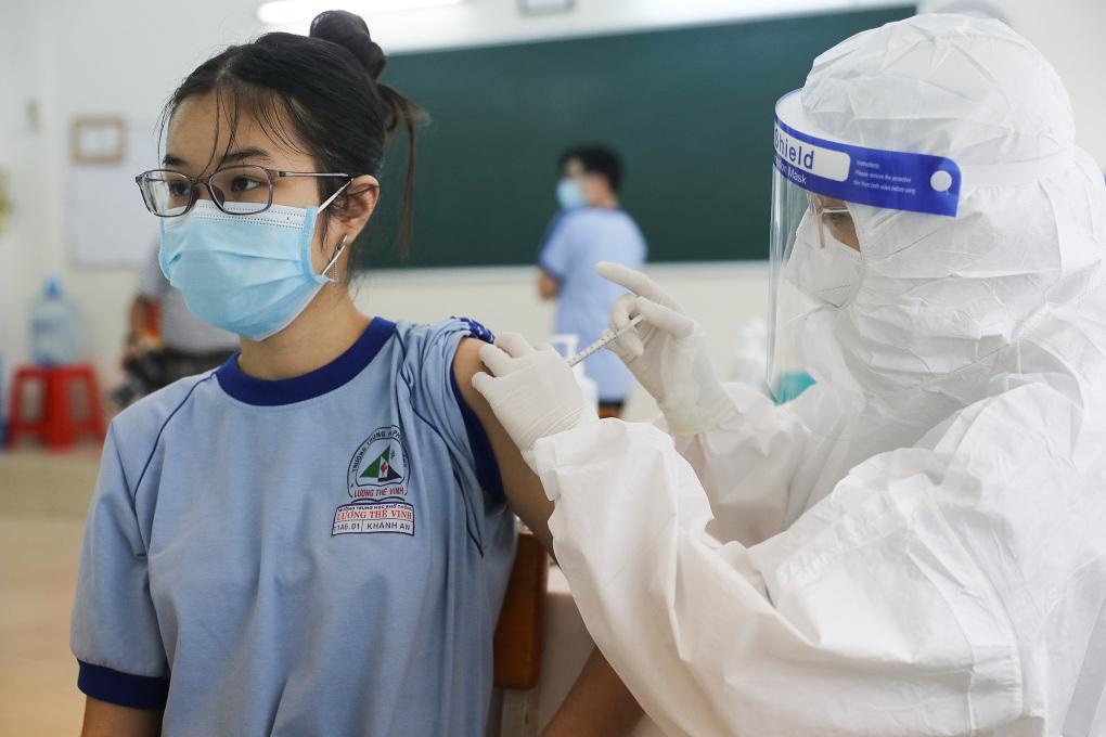 Tiêm vaccine Pfizer cho trẻ trên 12 tuổi tại trường THPT Lương Thế Vinh (quận 1), ngày 27/10. Ảnh: Quỳnh Trần