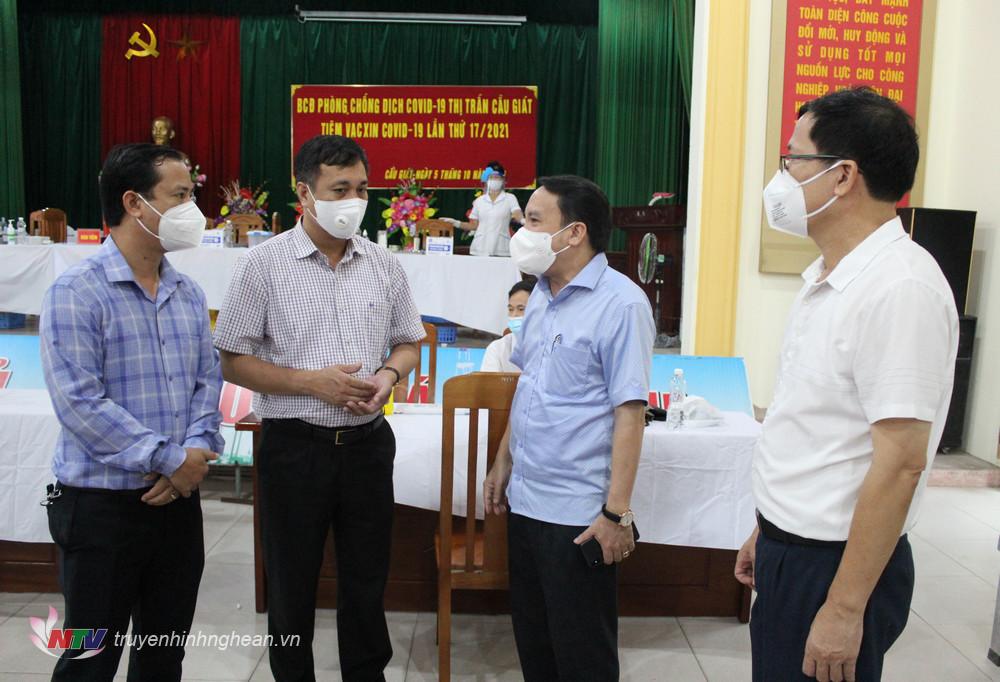 Giám đốc Sở Y tế trao đổi với lãnh đạo huyện Quỳnh Lưu.
