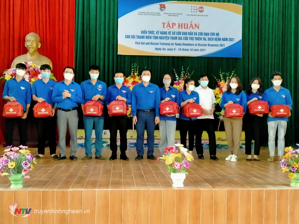 Trao 40 bộ sơ cấp cứu, với tổng trị giá 60 triệu đồng cho Đội thanh niên tình nguyện tham gia cứu trợ thiên tai, dịch bệnh năm 2021 của huyện Quỳnh Lưu