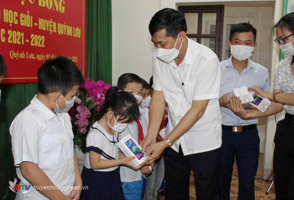 Giám đốc Sở Giáo dục - Đào tạo Thái Văn Thành trao điện thoại thông minh cho học sinh có hoàn cảnh khó khăn để học trực tuyến.