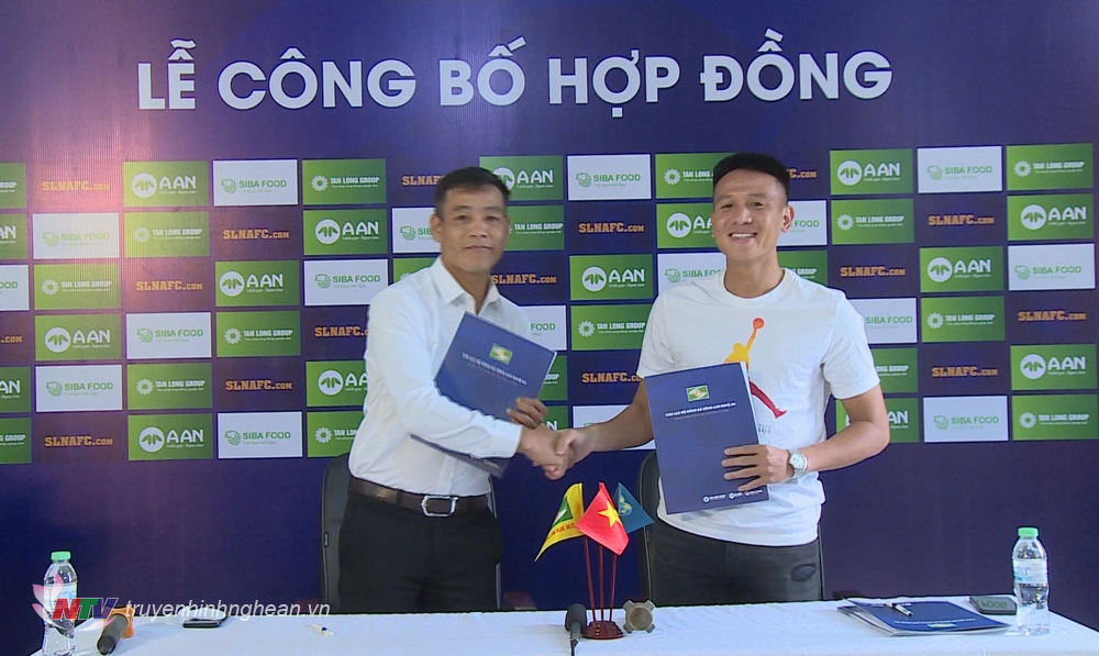 HLV trưởng SLNA Nguyễn Huy Hoàng thay mặt Ban lãnh đạo CLB ký hợp đồng với hậu vệ Trần Đình Hoàng. 