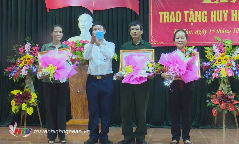 Lãnh đạo Huyện ủy Tân Kỳ trao huy hiệu 55 tuổi đảng cho các đảng viên