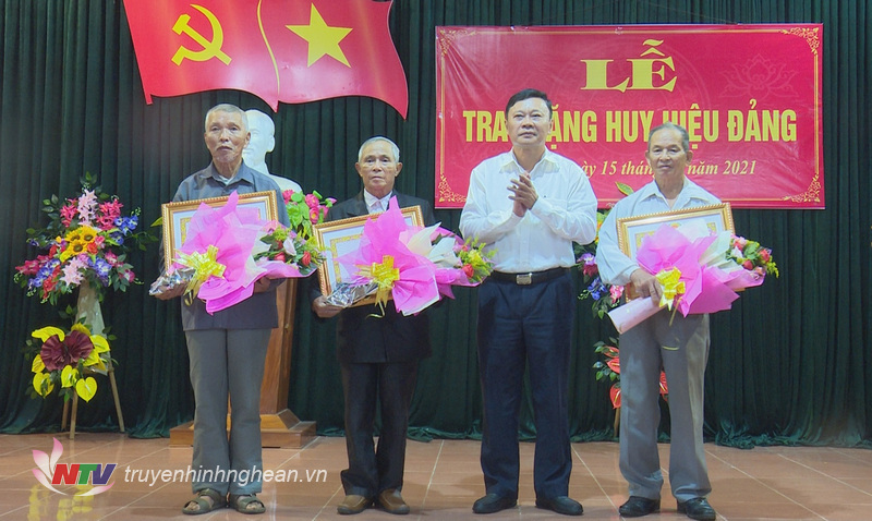 Lãnh đạo Huyện ủy Tân Kỳ trao huy hiệu 55 tuổi đảng cho các đảng viên