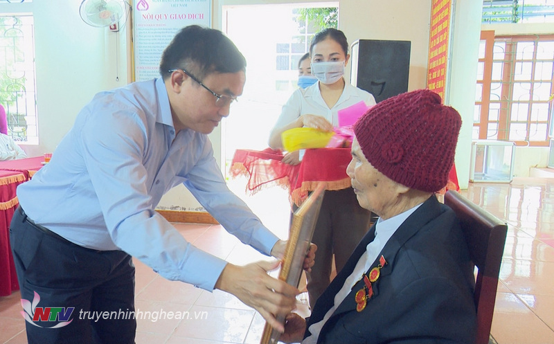 Trưởng ban Dân vận Tỉnh ủy Ngọc Kim Nam trao huy hiệu đảng cho đồng chí Nguyễn Bá Châu