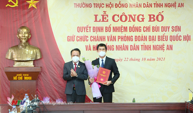 Phó Chủ tịch Thường trực HĐND tỉnh Nguyễn Nam Đình trao Quyết định và tặng hoa chúc mừng đồng chí