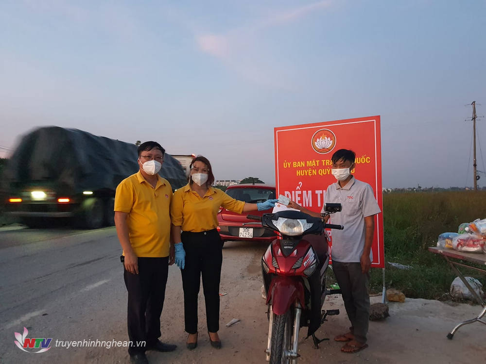 UMMTTQ huyện Quỳnh Lưu tặng xe máy và tiền mặt hỗ trợ người dân về quê tránh dịch an toàn. 