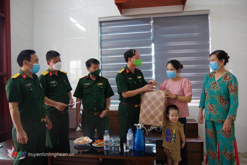 Đại tá Ngô Quốc Hải tặng quà cho thân nhân gia đình Liệt sỹ Trần Xuân Toàn ở xã Xuân Thành, huyện Yên Thành đã hy sinh trong quá trình thực hiện nhiệm vụ tại Đoàn KTQP 337, Quân khu 4