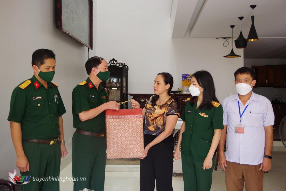 Đoàn tặng quà cho gia đình Liệt sỹ Võ Văn Duyệt ở phường Trường Thi, TP Vinh đã hy sinh trong quá trình thực hiện nhiệm vụ tại Đảo Mê.