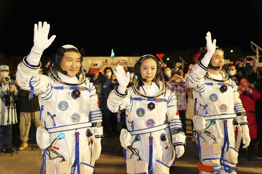Nhóm phi hành gia Trung Quốc gồm Trác Chí Cương, Vương Á Bình và Diệp Quang Phú. Ảnh: Tân Hoa Xã 